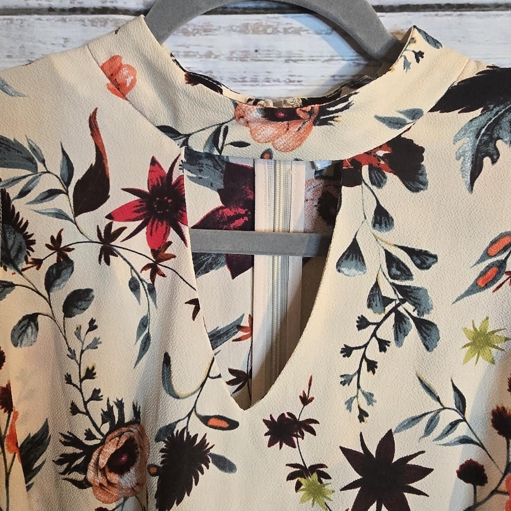 Carolina Belle beige and floral‎ casual sleeveless blouse. Womans size Large. - Picture 3 of 5